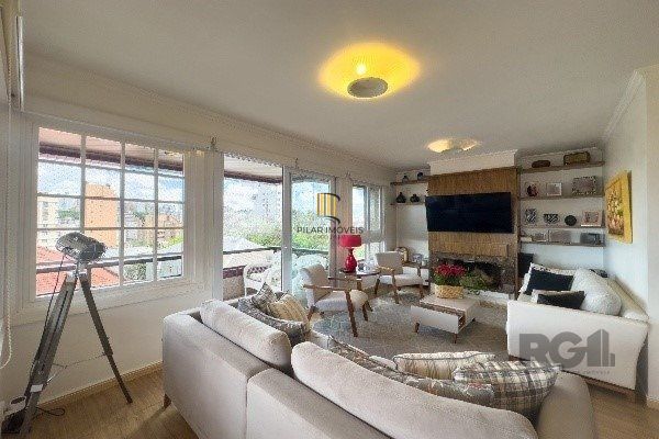 Apartamento de 3 Dormitórios com Suíte e 2 Vagas no Bairro Petrópolis - 160m²