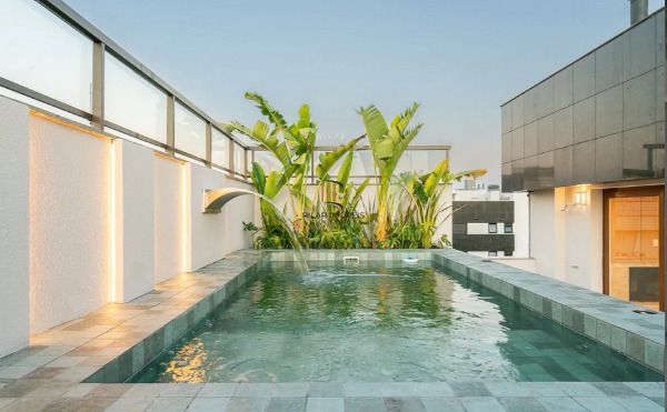 Vende-se luxuosa cobertura com 270m²- 3 suítes, 3 vagas e piscina no Auxiliadora