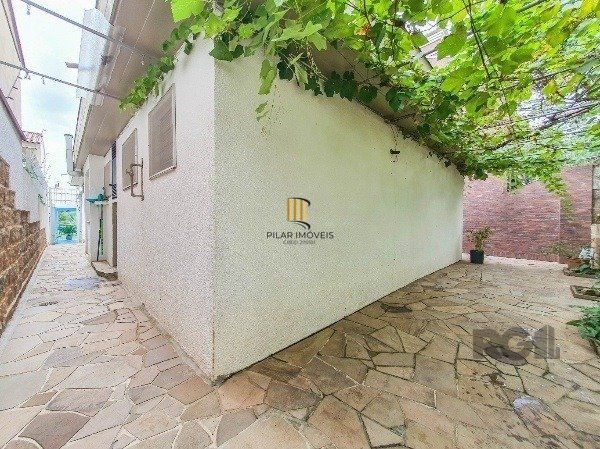 Vende-se excelente cada 3 quartos com suíte, 4 vagas, anexo comn salão de festas, podendo ser usada para fins comerciais - 255m² - Chácara das Pedras