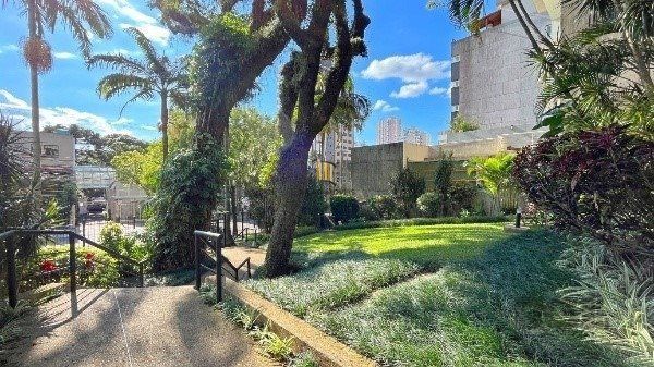 Apartamento de 200m², 4 quartos, 1 suíte e 4 vagas – Moinhos de Vento