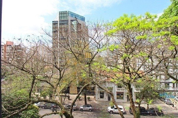 Vende-se amplo apartamento 3 quartos com suíte e 2 vagas no coração do Moinhos de vento, com 134m²