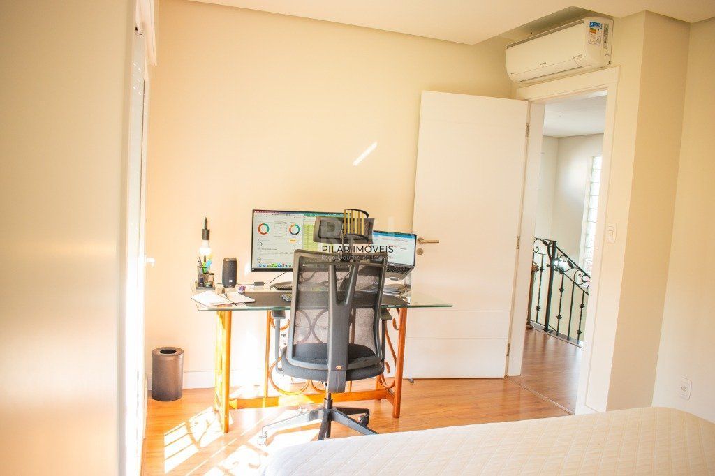 Casa para Venda - 243.12m², 4 dormitórios, sendo 1 suites, 4 vagas - São Vicente