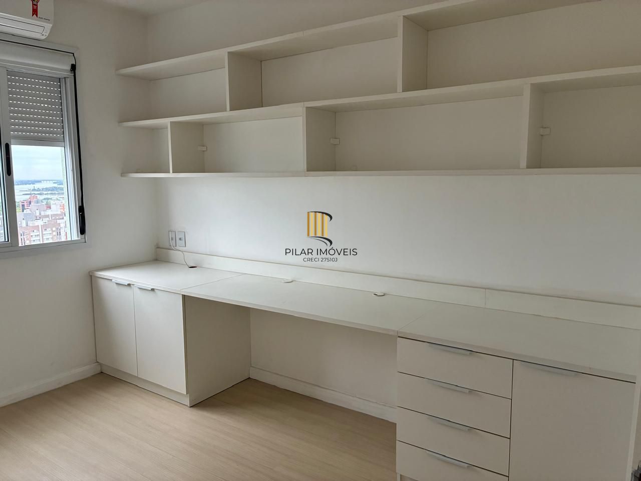 Vende-se amplo apartamento 3 quartos com suíte e 2 vagas no Menino Deus  - 158,4m²