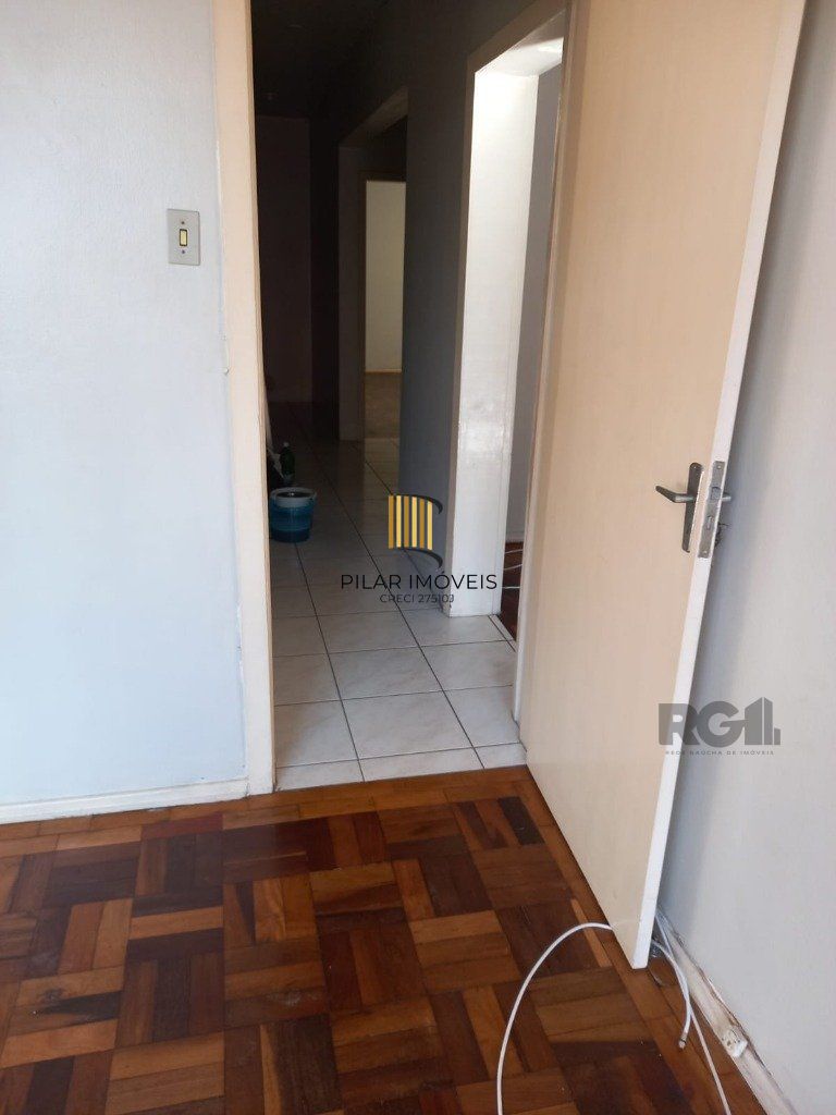 Apartamento com 4 dormitórios, com uma sacada no Bairro São João.