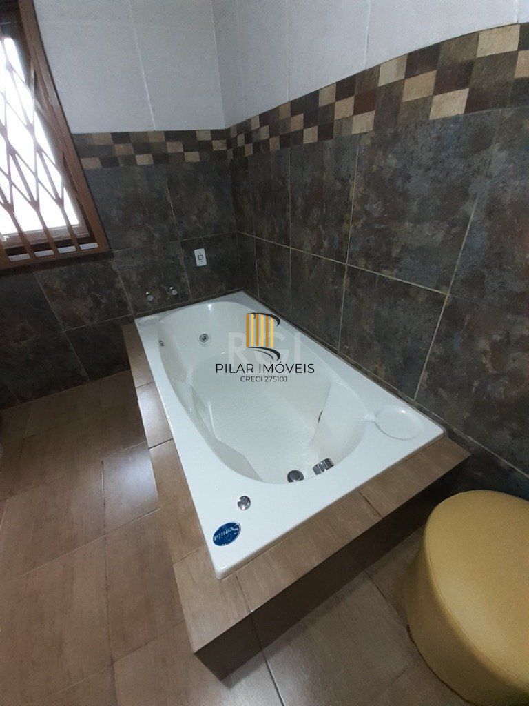 Casa 3 dormitórios, 2 suítes, 4 vagas, 257,52 m² de área privativa, no Bairro Ipanema