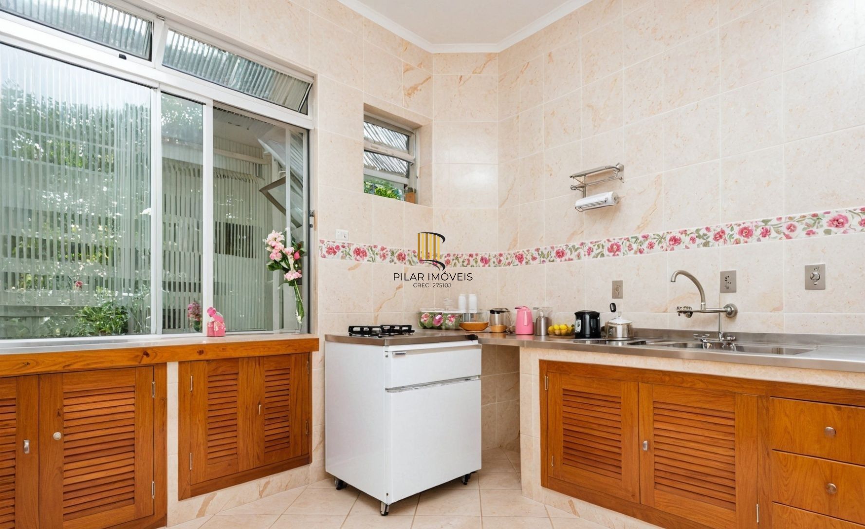 Vende-se amplo apartamento com 3 quartos(1 suíte), 95m² e sacada - Petrópolis