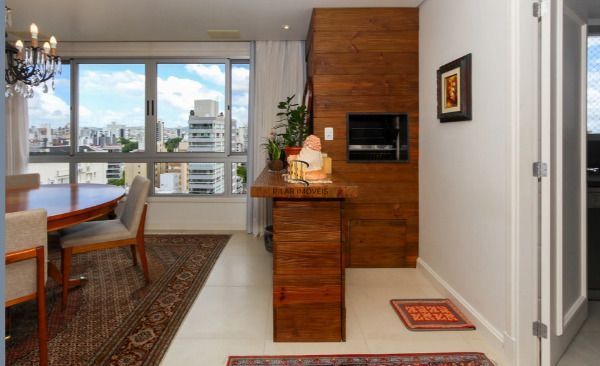 Vende-se amplo apartamento de 195m², 3 Suítes, 3 Vagas, localizado no bairro Bela Vista