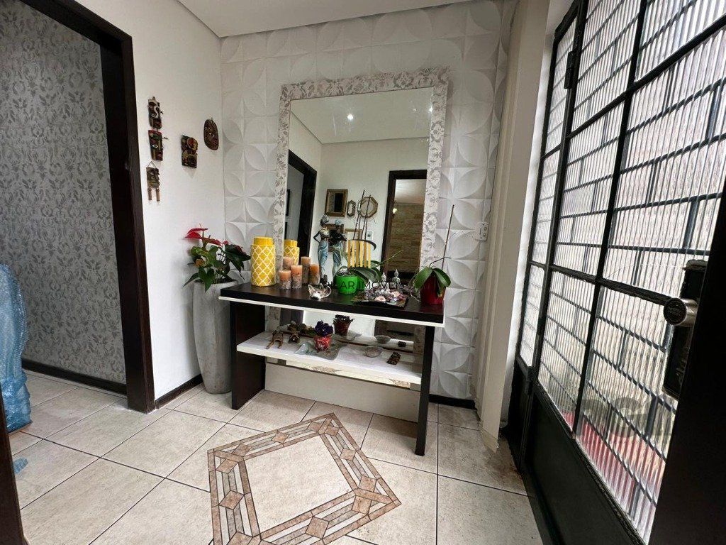 Vende-se ampla casa 3 quartos com hidro, 2 vagas, living com ladeira e salão de festas com churrasqueira - 260m² - Medianeira