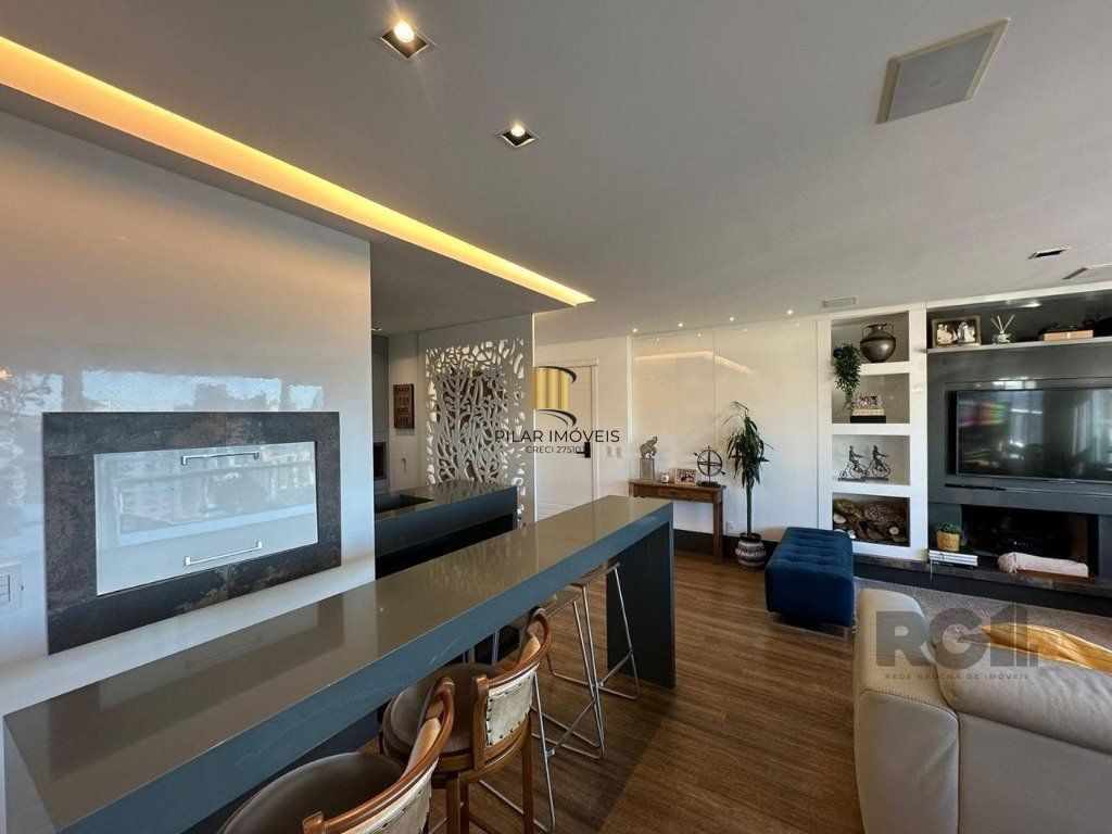 Vende-se luxuoso apartamento com 3 suítes, 2 vagas, lareira no bairro Rio Branco com 133m²