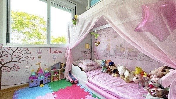 Apartamento de 2 dormitórios, 1 suíte e 1 vaga de garagem coberta e escriturada no bairro Floresta