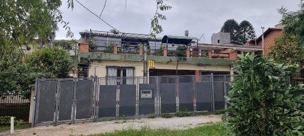 Vende-se ampla casa 6 quartos, 2 suítes, 5 vagas de garagem, churrasqueira e duas entradas individuais - 360m² - Chácara das Pedras