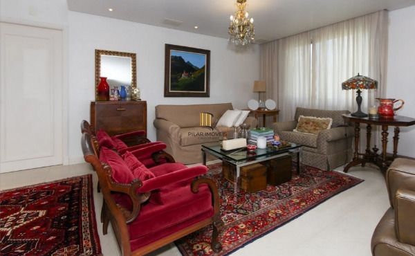 Vende-se amplo apartamento de 195m², 3 Suítes, 3 Vagas, localizado no bairro Bela Vista