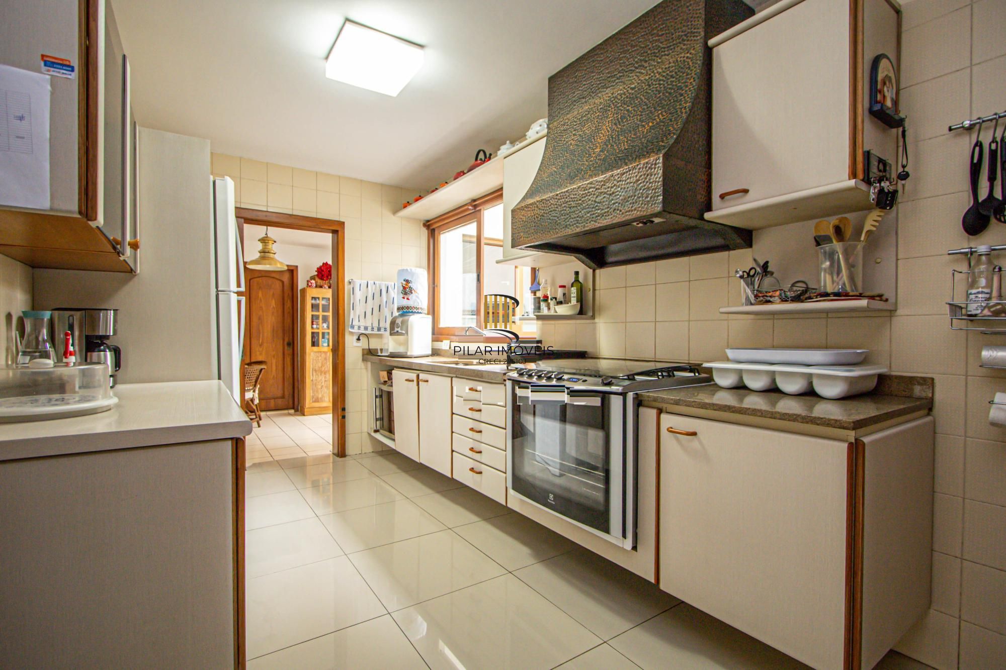 Apartamento mobiliado com 4 quartos, hidromassagem e 2 vagas -254 m²- Petrópolis