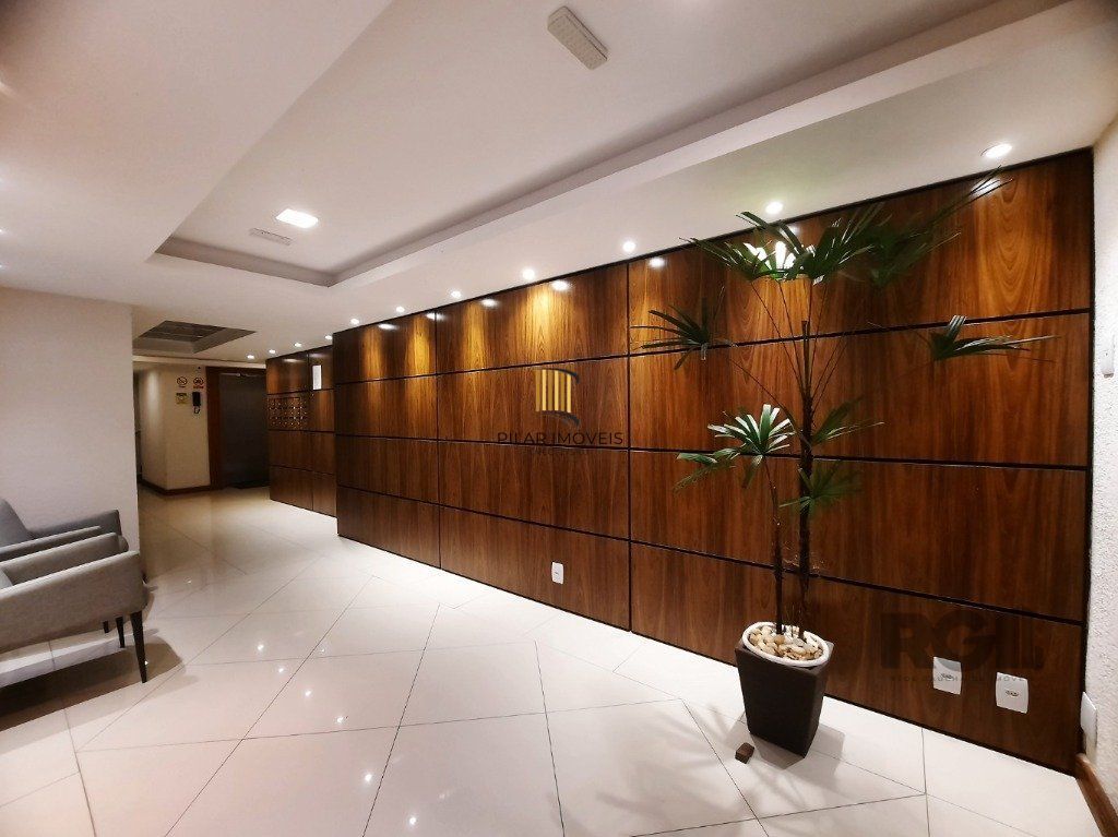 Vende-se apartamento impecável 2 quartos com suíte, 2 vagas cobertas, próximo da PUCRS - 80m² - Jardim Botânico