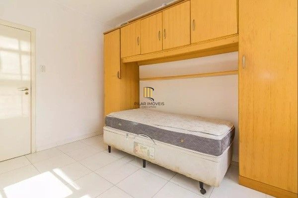 Vende-se apartamento semi-mobiliado de 2 quartos - Menino Deus