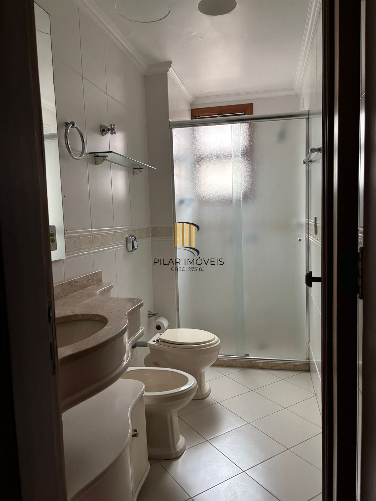 Vende-se apartamento com 3 quartos( 1 suíte), 111m² e 1 vaga – Auxiliadora