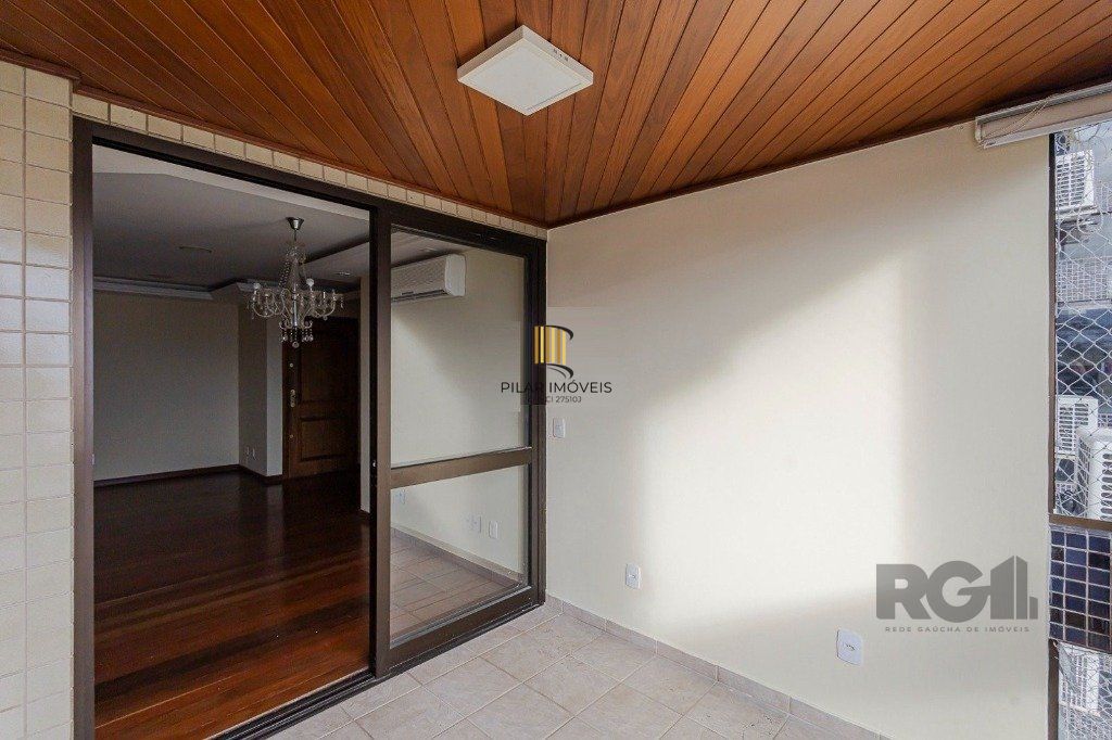 Vende-se excelente apartamento 3 quartos c/ suíte, 2 vagas, living com lareira, sacada e churrasqueira - 97m² - Auxiliadora