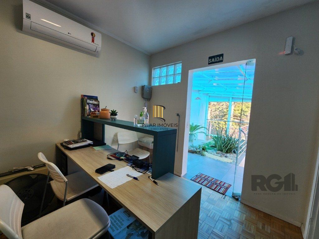 Vende-se excelente cada 3 quartos com suíte, 4 vagas, anexo comn salão de festas, podendo ser usada para fins comerciais - 255m² - Chácara das Pedras
