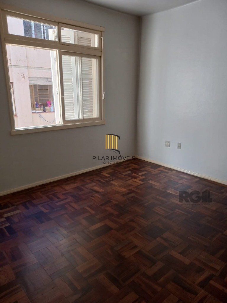Apartamento com 4 dormitórios, com uma sacada no Bairro São João.