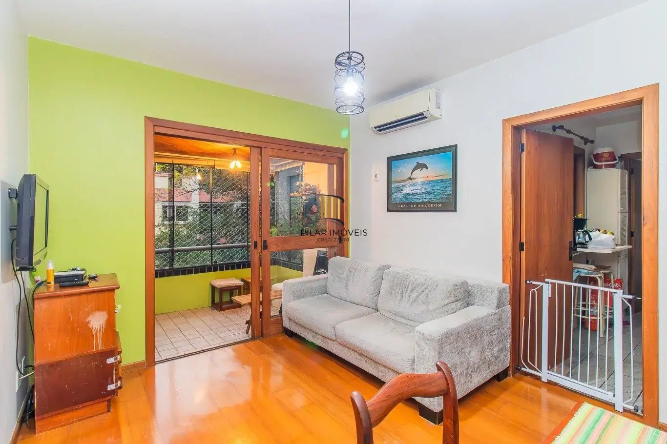 Vende-se apartamento com 2 quartos, 1 vaga e sacada com churrasqueira - Bela Vista