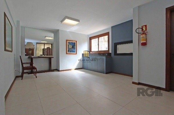 Vende-se amplo apartamento 3 dorm c/ suíte, 2 vagas cobertas, dependência completa, living com sacada - 233m² - Moinhos de Vento