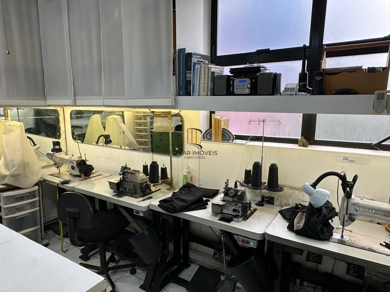 Vende-se loja térrea com 2 pavimentos - Moinhos de Vento
