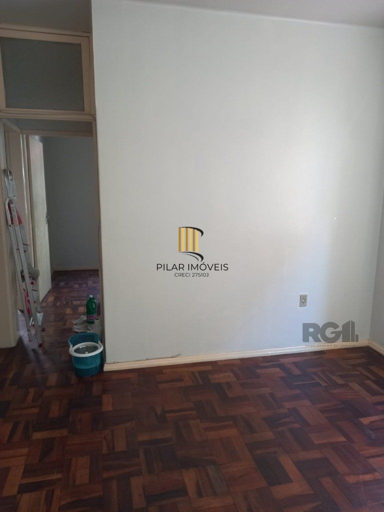 Apartamento com 4 dormitórios, com uma sacada no Bairro São João.