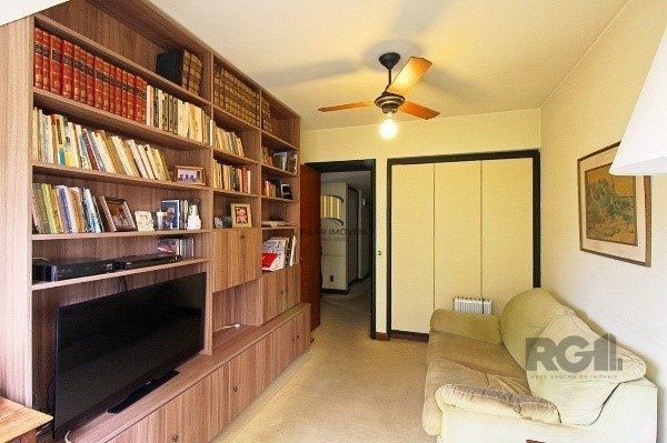Vende-se amplo apartamento 3 quartos com suíte e 2 vagas no coração do Moinhos de vento, com 134m²