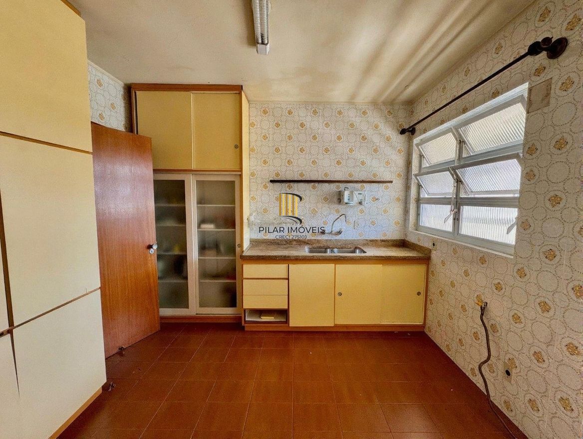 Vende-se apartamento com 3 quartos(1 suíte), 174m² e 2 vagas - Bom Fim