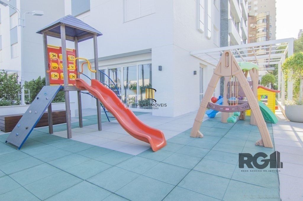 Vende-se luxuoso apartamento com 3 suítes, 2 vagas, lareira no bairro Rio Branco com 133m²