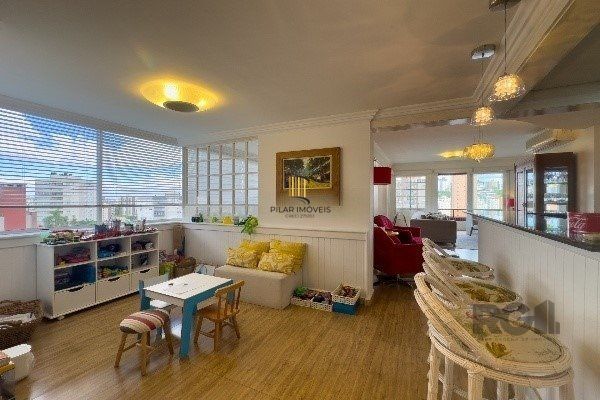Apartamento de 3 Dormitórios com Suíte e 2 Vagas no Bairro Petrópolis - 160m²
