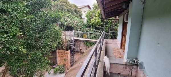 Vende-se ampla casa 6 quartos, 2 suítes, 5 vagas de garagem, churrasqueira e duas entradas individuais - 360m² - Chácara das Pedras