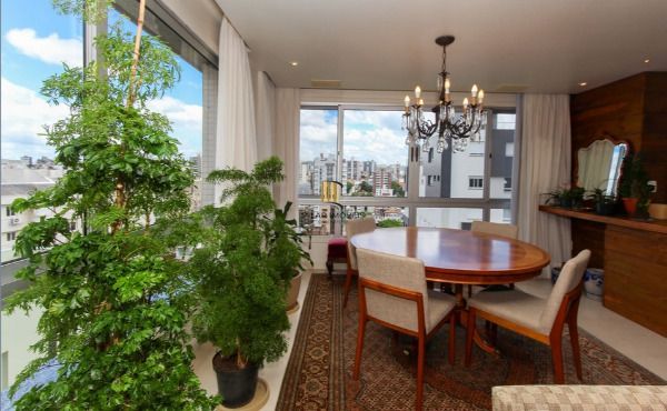 Vende-se amplo apartamento de 195m², 3 Suítes, 3 Vagas, localizado no bairro Bela Vista