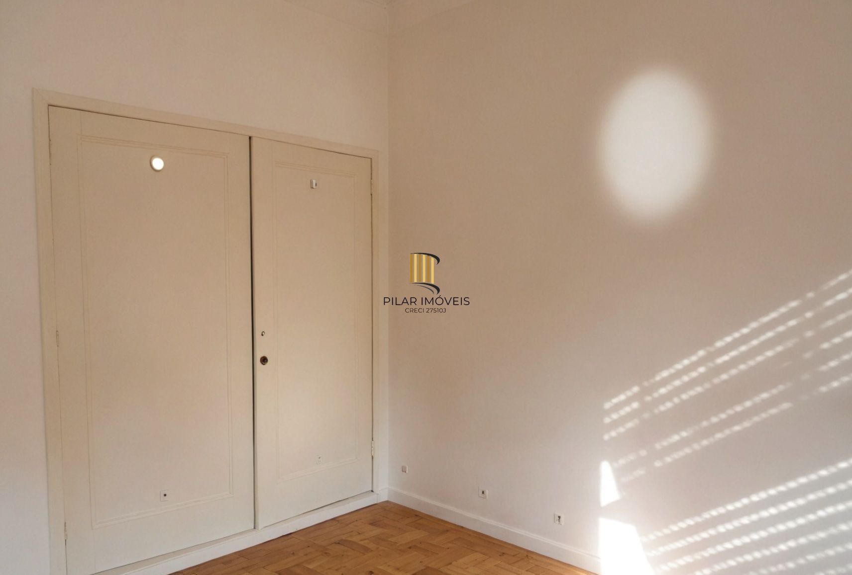 Vende-se apartamento com 2 quartos, 76m², sacada e 1 vaga - Auxiliadora