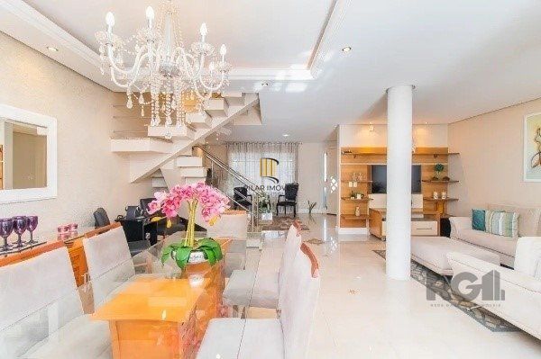 Casa  impecável com 3 quartos (1 suíte) e 2 vagas cobertas,