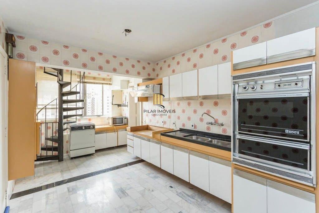 Vende-se ampla cobertura com 3 quartos (1 suíte), 283m² e 2 vagas - Petrópolis