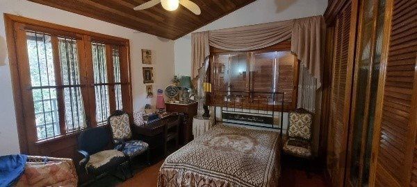 Vende-se ampla casa 6 quartos, 2 suítes, 5 vagas de garagem, churrasqueira e duas entradas individuais - 360m² - Chácara das Pedras
