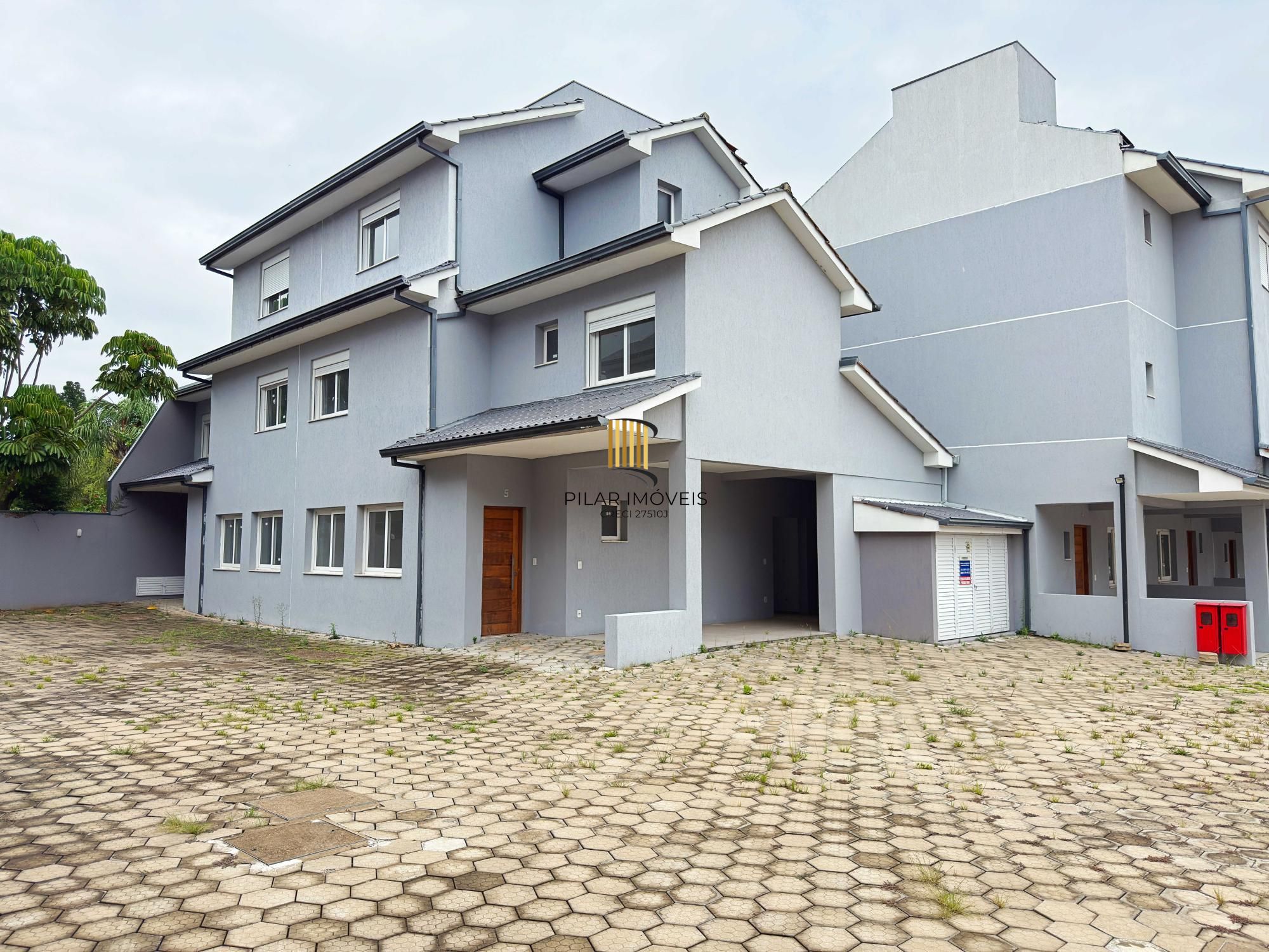 Vende-se casa em condomínio com 4 dormitórios (2 suítes), 3 vagas  – Tristeza