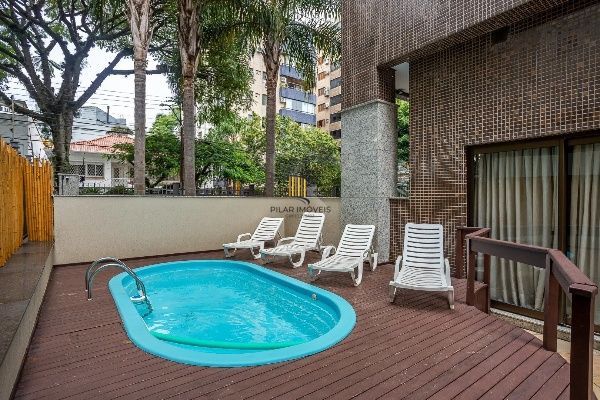 Vende-se apartamento com 3 suítes, 3 vagas e 136 m² - Petrópolis