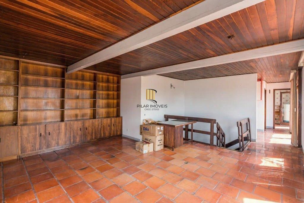 Vende-se ampla cobertura com 3 quartos (1 suíte), 283m² e 2 vagas - Petrópolis