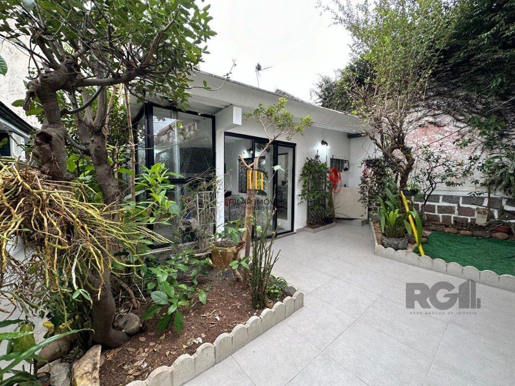 Vende-se ampla casa 3 quartos com hidro, 2 vagas, living com ladeira e salão de festas com churrasqueira - 260m² - Medianeira
