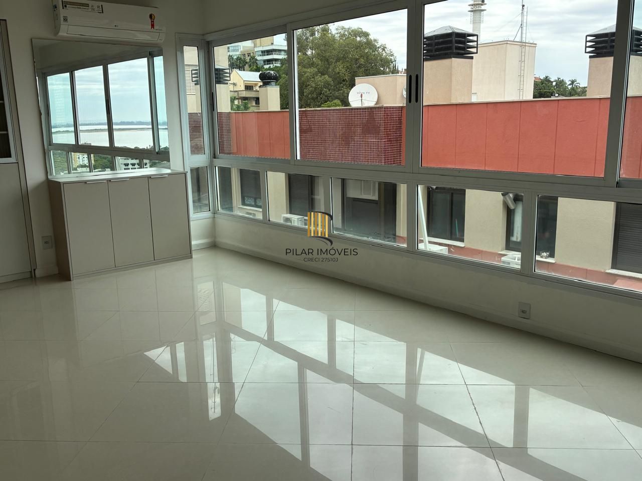 Vende-se amplo apartamento 3 quartos com suíte e 2 vagas no Menino Deus  - 158,4m²