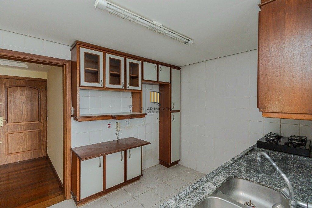 Vende-se excelente apartamento 3 quartos c/ suíte, 2 vagas, living com lareira, sacada e churrasqueira - 97m² - Auxiliadora