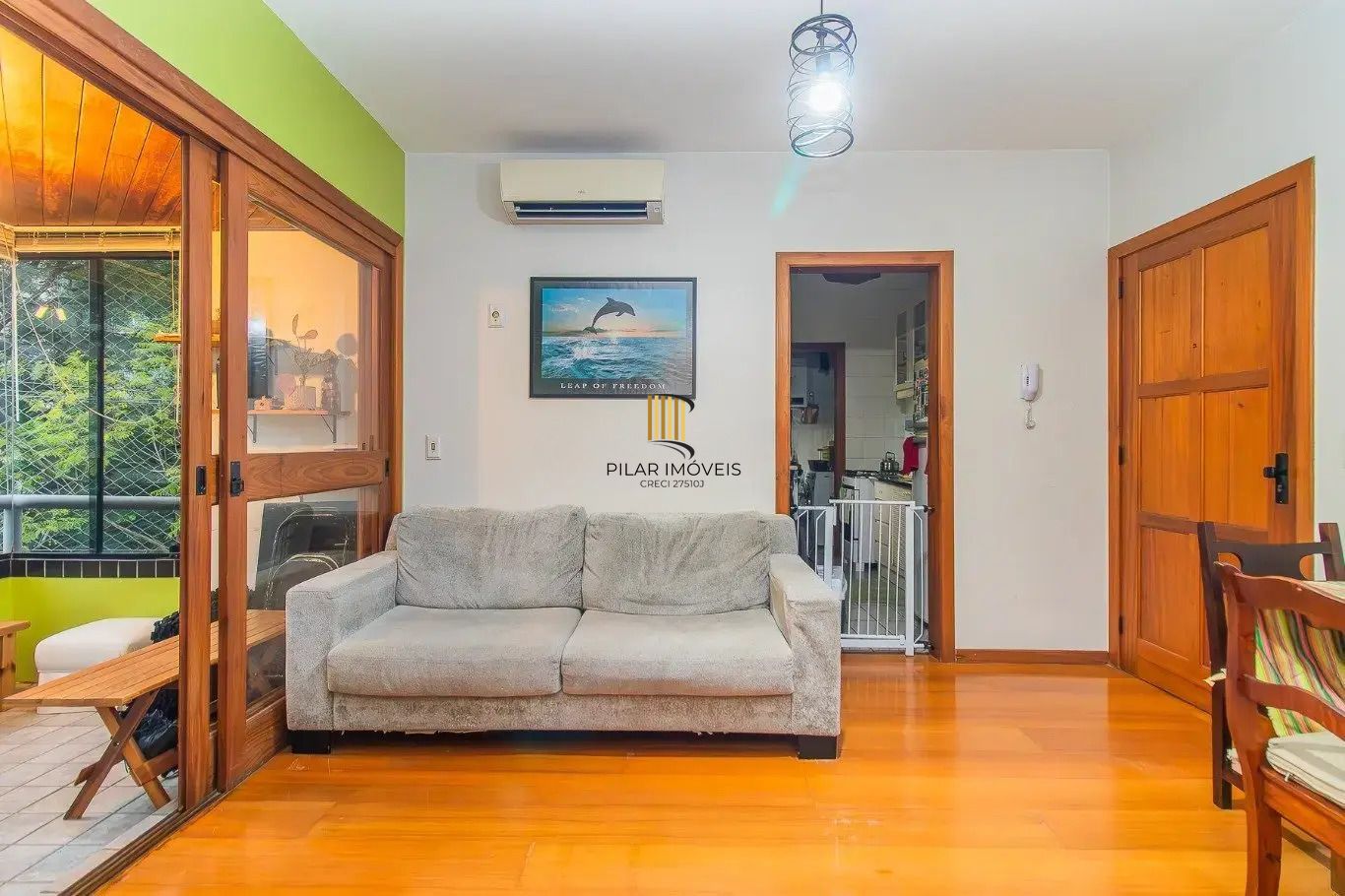 Vende-se apartamento com 2 quartos, 1 vaga e sacada com churrasqueira - Bela Vista
