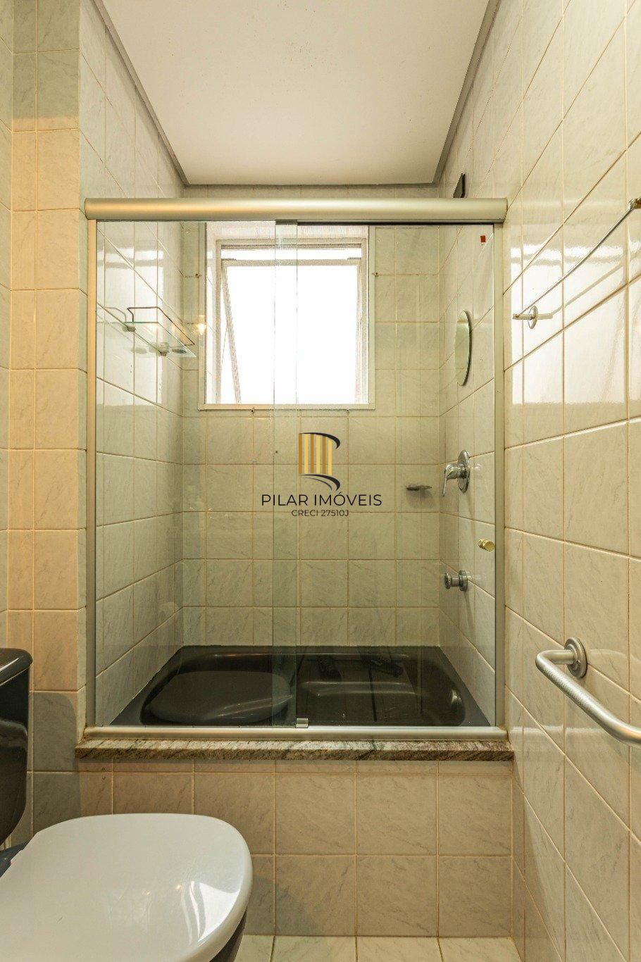 Vende-se cobertura com 3 quartos,(1 suíte) e 1 vaga – 167 m² – Bom Fim