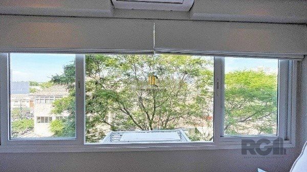 Apartamento de 2 dormitórios, 1 suíte e 1 vaga de garagem coberta e escriturada no bairro Floresta