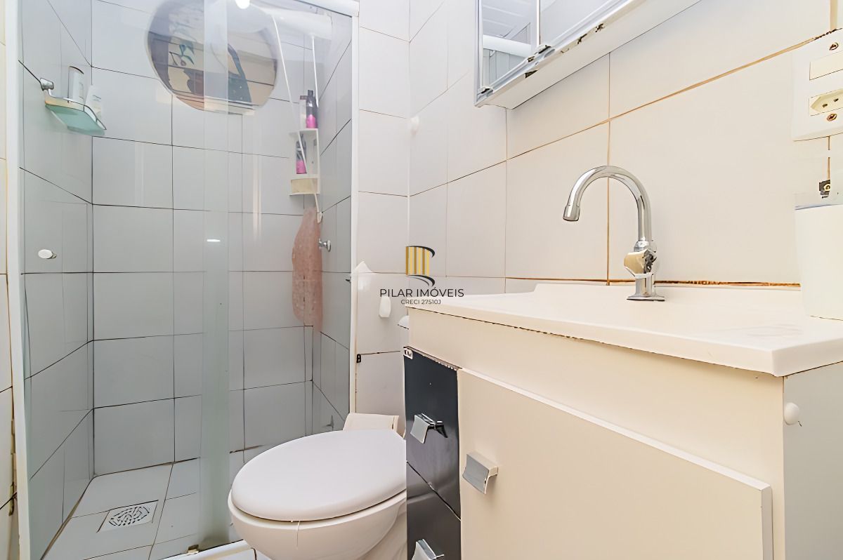 Vende-se apartamento com 3 quartos com closet - Petrópolis