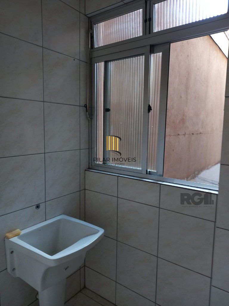 Apartamento com 4 dormitórios, com uma sacada no Bairro São João.