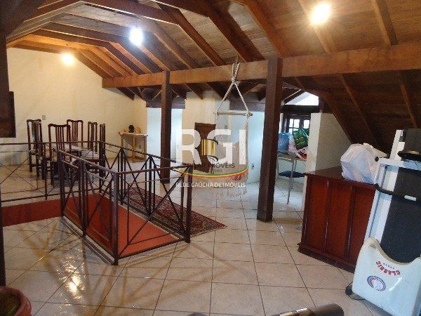 Casa à Venda – 320m², 3 Dormitórios (1 Suíte), 5 Vagas – Partenon