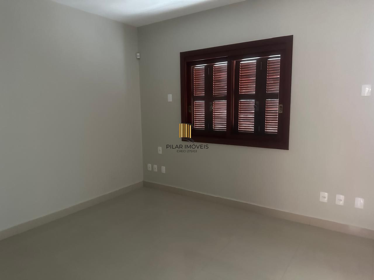 Vende-se casa com 4 suítes, 184m² e 4 vagas – Chácara das Pedras